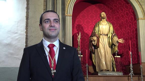 Roberto Villacorta Gordaliza, vicepresidente de la Cofradía Penitencial y Sacramental que la Sagrada Cena. Detrás, Jesús de la Esperanza.