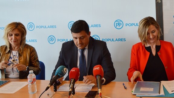 María Ángeles Ortega, Carlos García y Alicia García, en la sede del PP de Ávila.