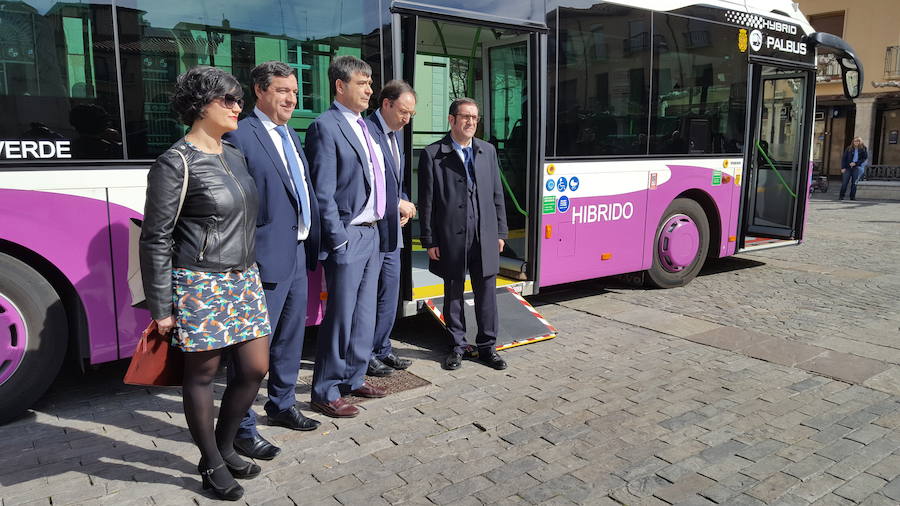 Dirigentes de Palbus junto al alcalde, en la presentación. JOSE MARIA DÍAZ