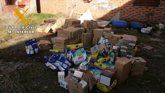 Mercancía en las afueras del almacén que los presuntos ladrones 