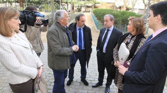 El director general de FP (tercero por la derecha), con representantes de la patronal segoviana, ayer, antes de su charla.Antonio Tanarro