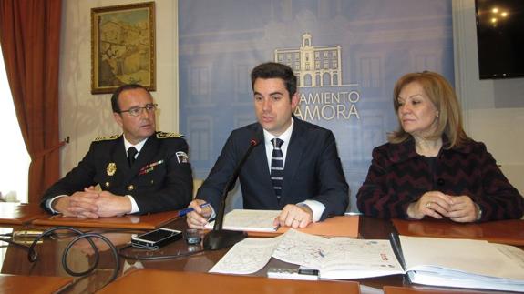 El jefe de la Policía Municipal de Zamora, Tomás Antón; el concejal Antidio Fagúndez y la presidenta de la Junta Pro Semana Santa, Isabel García. 