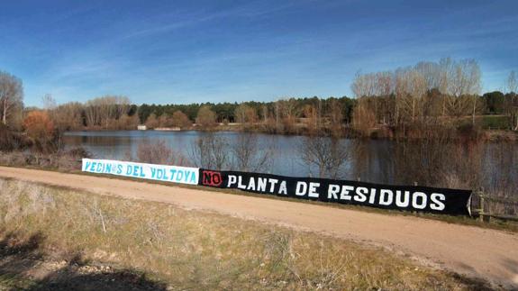 Pancartas en la ribera del Voltoya, a escasos metros de donde se quiere construir la planta de residuos en Aldeanueva del Codanal. 