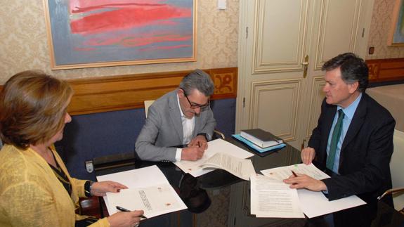 El presidente de la Diputaci´on (derecha) y el alcalde de Sacramenia firman el acuerdo. 