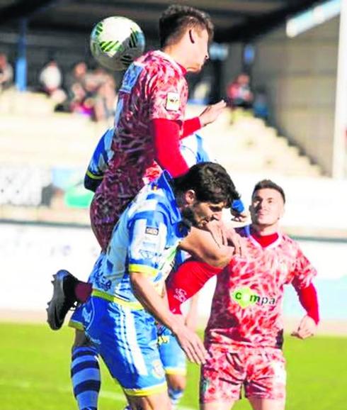 Cuatro jugadores disputan un balón aéreo durante el Arandina-Guijuelo. 