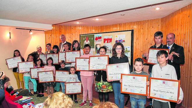 Fotografía de familia de los alumnos ganadores tras recoger los premios en la sede de la asociación cultural Nuestro Padre Jesús del Perdón.
