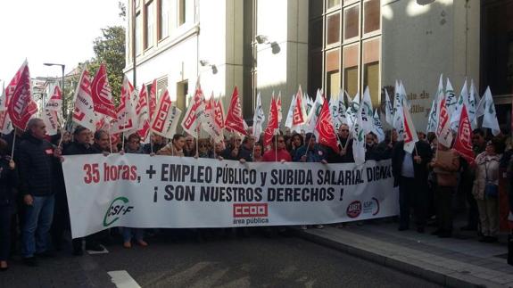 La marcha de protesta ante la Delegación de la Junta en Valladolid. 