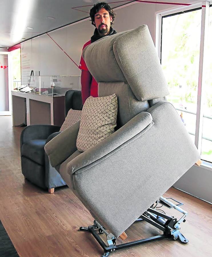 Uno de los sillones que se convierte en una silla de ruedas. 