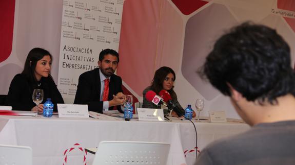 eE presidente de Iniciativas Empresariales, Jaime Sanz, acompañado de dos de las vocales de la Asociación, María Gordo (i) y Ana Díez (d)