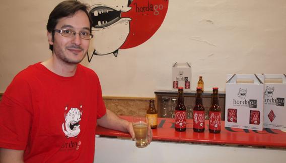 Alberto Aguado muestra sus cervezas artesanas.