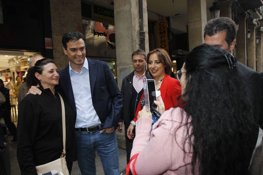 Pedro Sánchez, en la Calle Mayor, en abril de 2015 en otra visita a Palencia. 