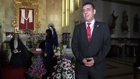 José Manuel Iglesias Zamora, presidente de la Cofradía de la Exaltación de la Santa Cruz y Nuestra Señora de los Dolores, ante el Cristo de la Buena Muerte.