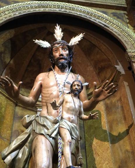 El Santo Cristo del Despojo con la talla en miniatura, que podría ser su boceto. 