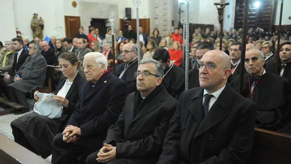 La alcaldesa de Medina, el Padre Ángel, el obispo auxiliar y el presidente de la Diputación, en la parroquia de SantoTomás donde pronunció el pregón.
