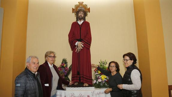 El párroco de María estela y cofrades de la Sentencia, junto a Jesús de la Sentencia.