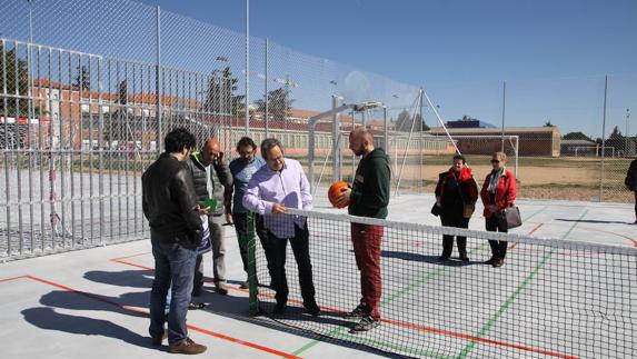 El alcalde de Zamora, Francisco Guarido, en la nueva pista deportiva del barrio de Los Bloques.