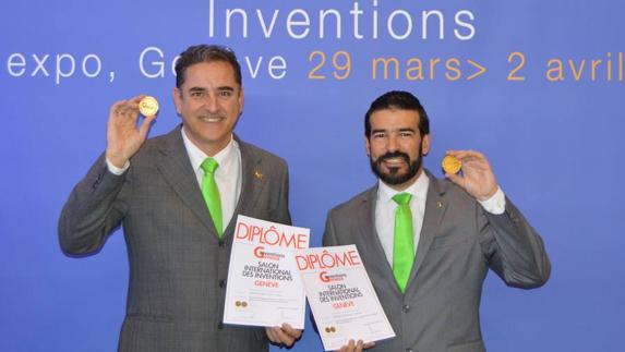 El fundador de Bioammo, Enrique López-Pozas (izquierda), y el director comercial de la compañía, Arturo Alonso, muestran los premios obtenidos en la prestigiosa feria de patentes de Ginebra.