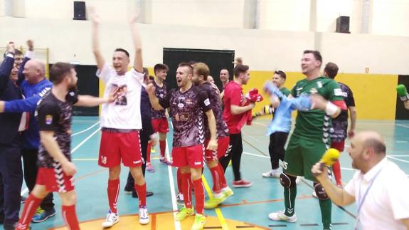 Jugadores del Naturpellet celebran la victoria y el ascenso en la cancha del Rivas.