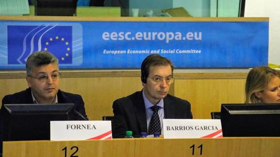 El presidente del CES, Germán Barrios (centro), el viernes en Bruselas.