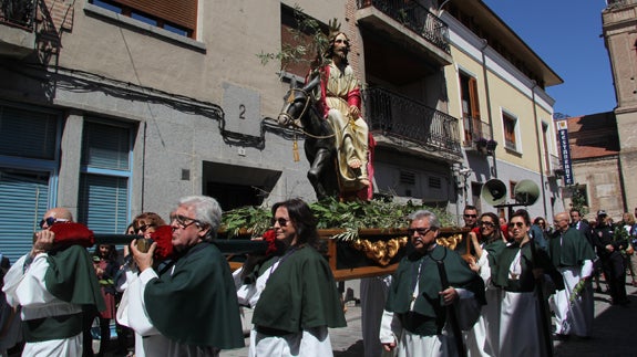 Los cofrades de la Vera Cruz portan el Paso de la Borriquilla. 