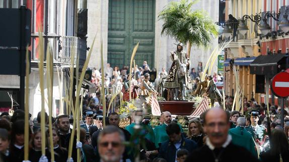 La procesión discurre frente a la Catedral.