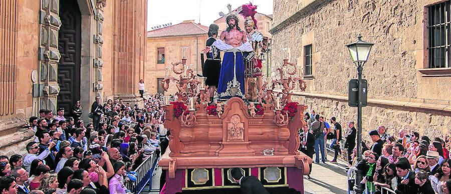 El paso de Jesús Despojado por la plaza de las Agustinas, emprende el primer tramo de su estación de penitencia.