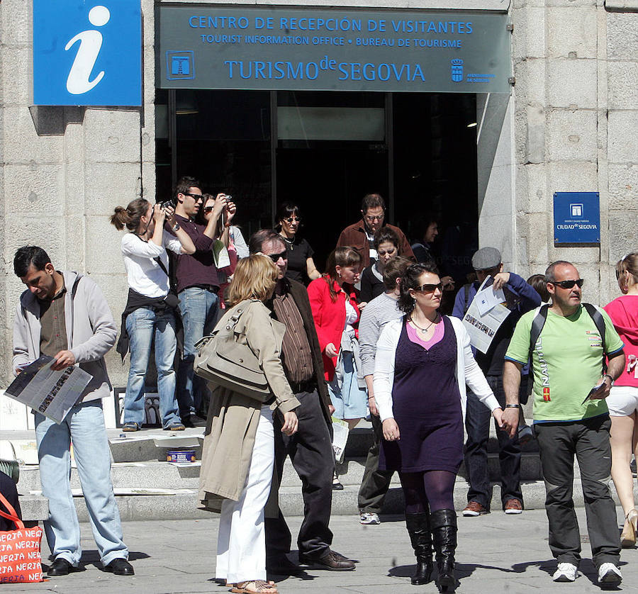 Turistas saliendo del Centro de recepción de Visitantes de Segovia.