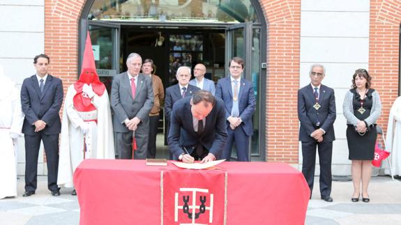 El subdegelago firma el indulto al preso de Topas. 