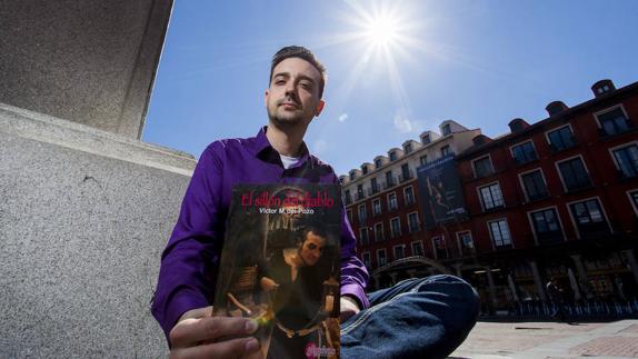 Victor M. del Pozo, en la Plaza Mayor de Valladolid, con su libro, 'El sillón del diablo'. 