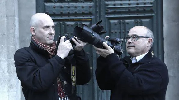 Chema Pérez Concellón y Pedro J. Muñoz posan con sus herramientas de trabajo en la Semana Santa. :