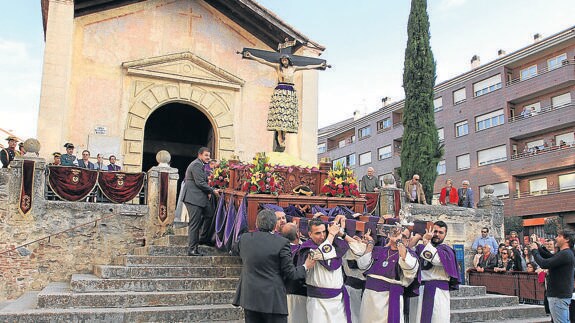 A doble paso con el Santo Cristo de la Cruz