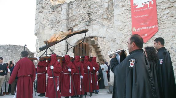 La imagen del Cristo de San Gil, una talla románica del siglo XIV, sale de la fortaleza. 