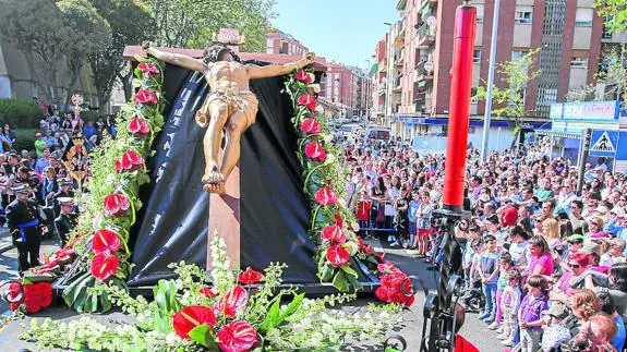El Cristo de la Vela, durante su recorrido por el barrio de Pizarrales.