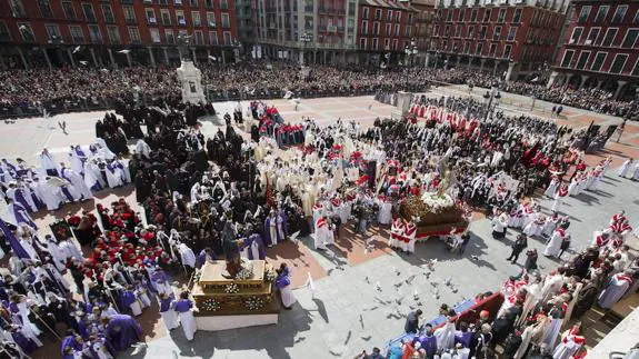 El encuetro entre Cristo Resucitado y su Madre en la Plaza Mayor de Valladolid el pasado año. 