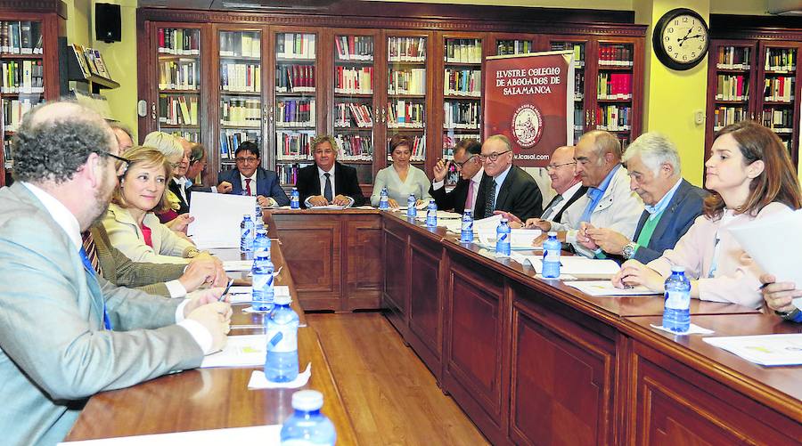 Reunión del patronato de la fundación, con su presidente, al fondo en el centro. 