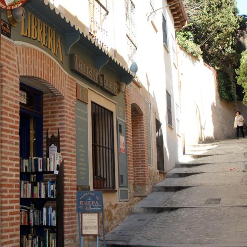 Entrada a la librería Torreón de Rueda, cuyos fondos rondan los 37.000 libros.