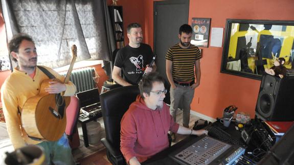 Arriba: Chuchi, Arturo y 'El Niño', de Vallarna, con Carlos Soto (sentado) en el estudio de grabación. 
