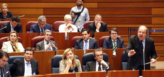 Rosa Valdeón, en la última fila de la bancada popular, y Antonio Silván, en la penúltima. 