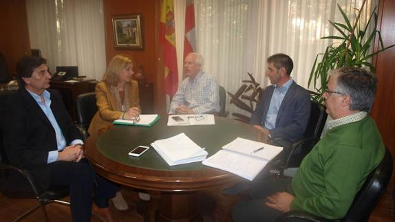 La alcaldesa de Osorno y miembros de su corporación, con el delegado de la Junta. 