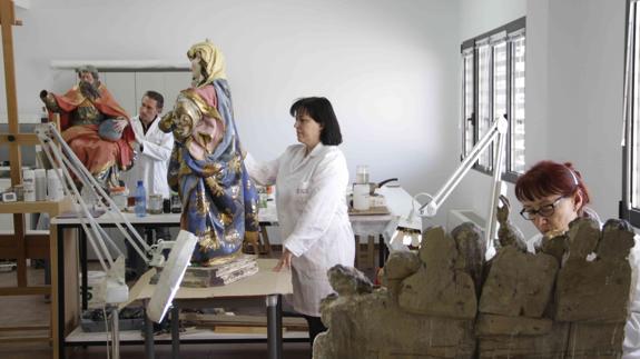 Los tres restauradores trabajan en el taller de la sede de la Fundación Las Edades del Hombre en el Monasterio de Santa María de Valbuena de Duero.