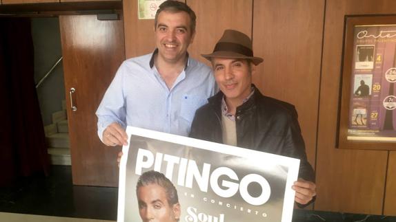 Javier Margareto y Pitingo, en el teatro Ortega con el cartel anunciador del concierto. 