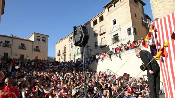 Rod Burnett repetirá presencia en Titirimundi con su función ‘Punch & Judy’, con la que ha llenado la plaza de San Martín.Tanarro