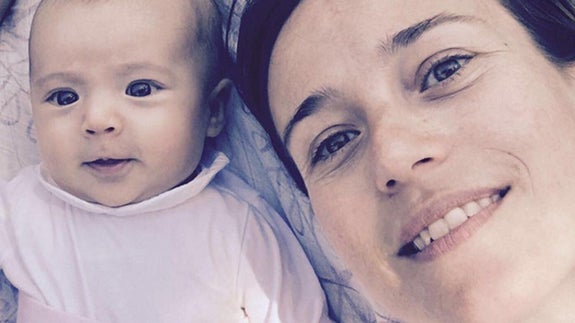 Marta Etura con su hija Chloe.