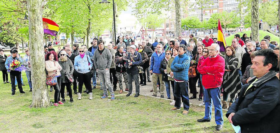 Asistentes el miércoles al acto de homenaje a la IIRepública y a los represaliados republicanos en el parque de la Carcavilla. 