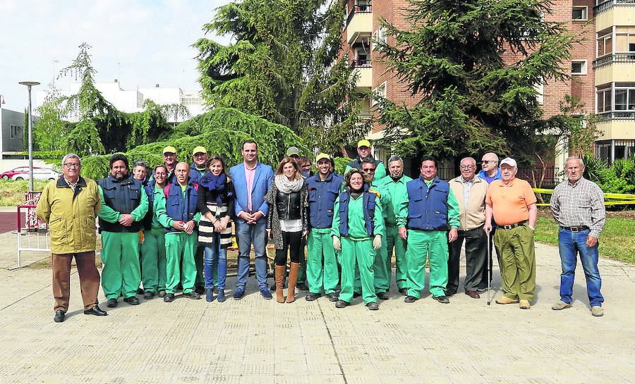 El alcalde y las concejalas junto a los alumnos del curso que realizan las actuaciones. 