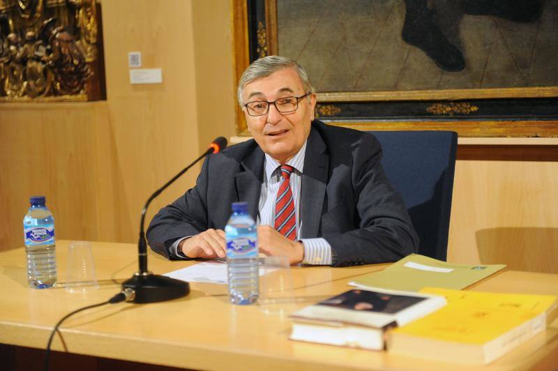 Carlos Martínez Shaw, en una conferencia en Medina del Campo. 