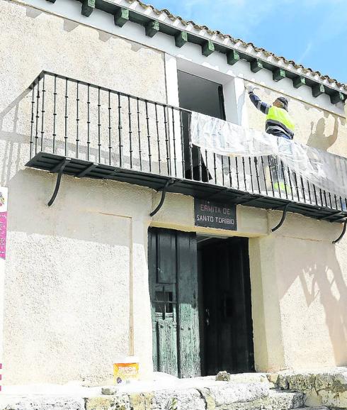 Un operario adecenta la ermita de Santo Toribio.