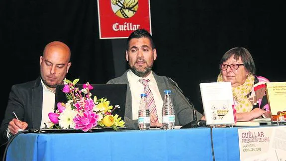 Juan Prieto, miembro del departamento de Historia Antigua de la UVA, el autor, Víctor Muñoz, y la archivera Julia Montalvillo. 