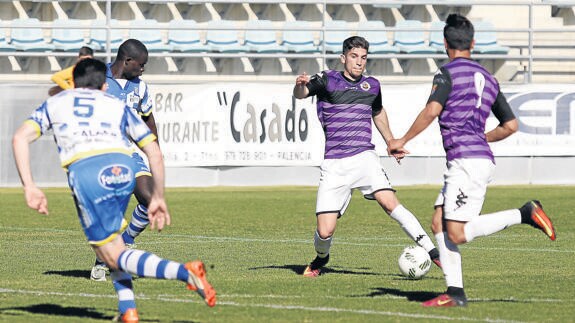 Rodri conduce el balón y busca el pase a Guillem, en el partido disputado el domingo ante la Arandina en La Balastera.