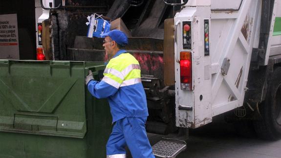 Un operario de la actual contrata del servicio de basuras de Segovia.